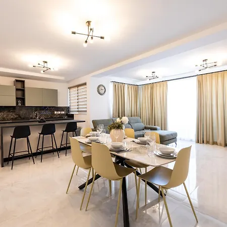 Sea View 2-bed With Private Jacuzzi Terrace 아파트