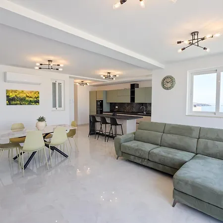 Sea View 2-bed With Private Jacuzzi Terrace *