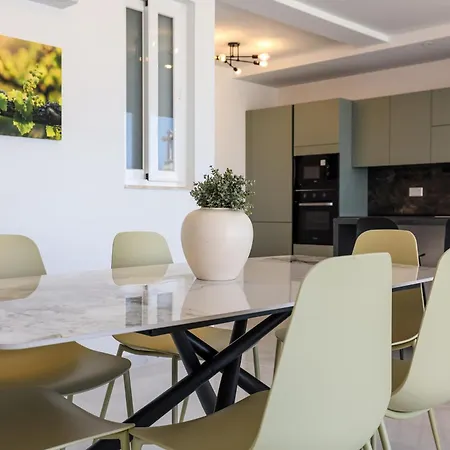 Sea View 2-bed With Private Jacuzzi Terrace 아파트 *