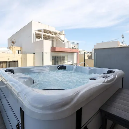 Sea View 2-bed With Private Jacuzzi Terrace 아파트
