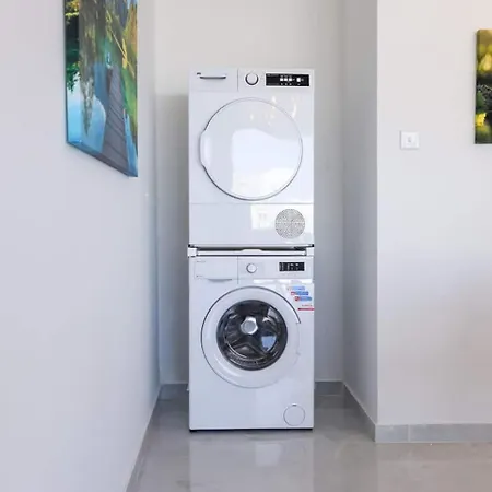 Sea View 2-bed With Private Jacuzzi Terrace 세인트폴스베이