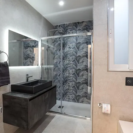 Sea View 2-bed With Private Jacuzzi Terrace 아파트